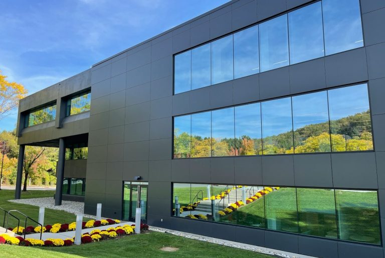 Firmengelände gepflegt und geputzt